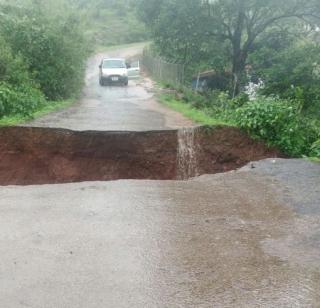 A bridge that connects the town of Lonavlal near the village is gone | लोणावळ्याजवळील आपटी गावाला जोडणारा पुल गेला वाहून A bridge that connects the town of Lonavlal near the village is gone | लोणावळ्याजवळील आपटी गावाला जोडणारा पुल गेला वाहून