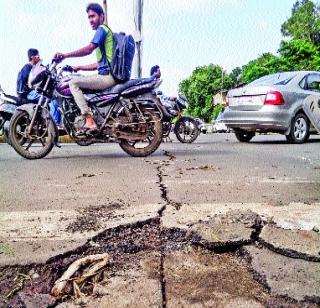 The danger of an accident due to the breaking of the Bhide Bridge | भिडे पुलाला भेगा पडल्याने अपघाताचा धोका The danger of an accident due to the breaking of the Bhide Bridge | भिडे पुलाला भेगा पडल्याने अपघाताचा धोका