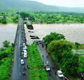 Mahad Accident - The remains of the car disappeared | महाड दुर्घटना - वाहून गेलेल्या तवेरा कारचे अवशेष सापडले Mahad Accident - The remains of the car disappeared | महाड दुर्घटना - वाहून गेलेल्या तवेरा कारचे अवशेष सापडले