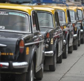 Scores running along with the taxi | टॅक्सीसह पळालेली चौकडी गजाआड Scores running along with the taxi | टॅक्सीसह पळालेली चौकडी गजाआड
