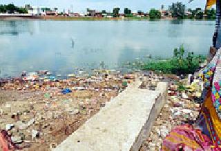 The 'sewage in the city' is left in the lake | 'त्या' तलावात सोडले जाते शहरातील सांडपाणी The 'sewage in the city' is left in the lake | 'त्या' तलावात सोडले जाते शहरातील सांडपाणी