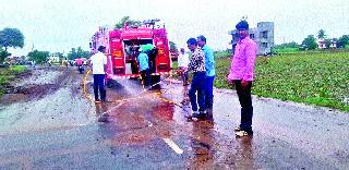 Strip heavy vehicles from the old bridges of the sidewalk | सायखेड्याच्या जुन्या पुलावरून जड वाहनांना बंदी