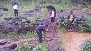 From the bamboo burst in Mangon, | मांगोणे येथील बंधारा फुटण्यापासून वाचला