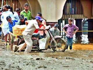 Bicycling incidents | दुचाकी घसरण्याच्या घटना