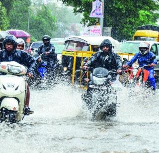 Pune was overwhelmed with rain | पुण्याला पावसाने झोडपले Pune was overwhelmed with rain | पुण्याला पावसाने झोडपले