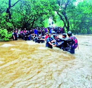 Rescue travelers of Bhimashankar | भीमाशंकरला पर्यटकांची सुटका