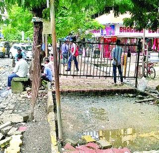 The work of the pedestrian bridge is still in progress | पादचारी पुलाचे काम अद्याप सुरूच