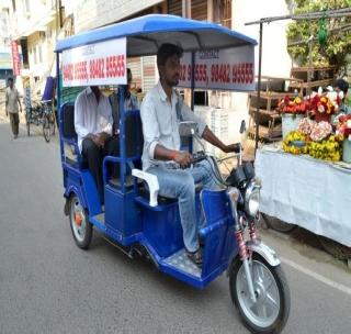 E-rickshaw to run in five cities of Vidarbha | विदर्भातील पाच शहरात धावणार ई-रिक्षा E-rickshaw to run in five cities of Vidarbha | विदर्भातील पाच शहरात धावणार ई-रिक्षा