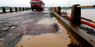 Dangerous for the bridge | पूल ठरला धोकादायक Dangerous for the bridge | पूल ठरला धोकादायक