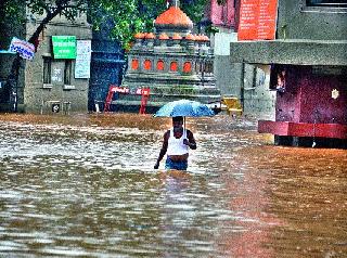 After seeing the flood of Godavari, there was a return to Darshan with Darshan. | गोदावरीचा पूर बघून दुरूनच दर्शन घेऊन माघारी फिरावे लागले.