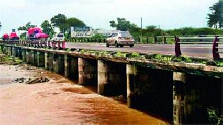 Due to not being strict, the bridge on the non-violent-Shirdi road is dangerous | कठडे नसल्याने गैरसोयसिन्नर-शिर्डी रस्त्यावरील पूल धोकेदायक