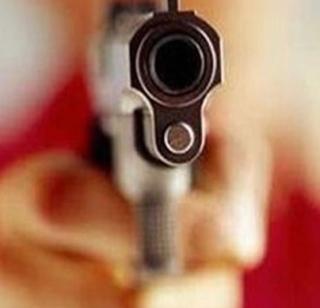 A bullet shot directly into the journalist cell, the military officials's dash | पत्रकार कक्षेत थेट बंदुकीची गोळीच, सैन्य अधिकाऱ्यांचे दणाणले धाबे A bullet shot directly into the journalist cell, the military officials's dash | पत्रकार कक्षेत थेट बंदुकीची गोळीच, सैन्य अधिकाऱ्यांचे दणाणले धाबे