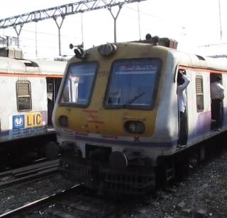 The death of the overhead wire collide, the Harbor Rail disrupted | ओव्हरहेड वायरला चिकटून प्रवाशाचा मृत्यू, हार्बर रेल्वे विस्कळीत The death of the overhead wire collide, the Harbor Rail disrupted | ओव्हरहेड वायरला चिकटून प्रवाशाचा मृत्यू, हार्बर रेल्वे विस्कळीत