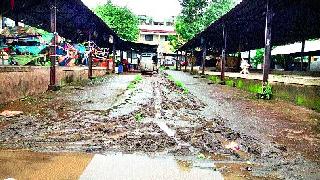 Krishnakant vegetable market | कृष्णकांत भाजीबाजार हरविला चिखलात