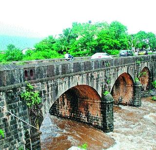 Transport on Rambaug bridge continues | रामबाग पुलावरील वाहतूक सुरूच