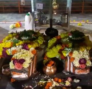 The Siddheshwar Temple in Solapur is floral aroma ... | सोलापूरचे सिध्देश्वर मंदिर फुलांच्या सुगंधात न्हाले...