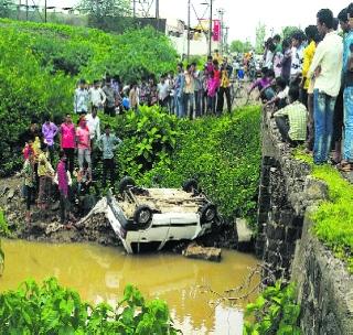 Car on the narrow bridge collapsed in the river | अरुंद पुलावरून कार नदीत कोसळली