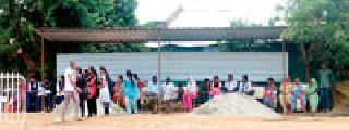 Migrant shelter raised in Adalal from Lokmargi | अड्याळ येथे लोकवर्गणीतून उभारला प्रवासी निवारा Migrant shelter raised in Adalal from Lokmargi | अड्याळ येथे लोकवर्गणीतून उभारला प्रवासी निवारा