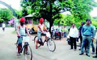 Pradakshina movement in the Collectorate area | जिल्हाधिकारी कार्यालय परिसरात प्रदक्षिणा आंदोलन Pradakshina movement in the Collectorate area | जिल्हाधिकारी कार्यालय परिसरात प्रदक्षिणा आंदोलन