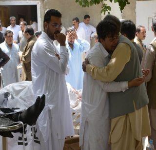 Hospital blast in Pakistan, killing 70 people | पाकमध्ये रुग्णालयात स्फोट, ७० जण ठार