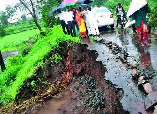 Due to excessive drainage, the condition of the roads is very difficult | अतिवृष्टीमुळे रस्त्यांची अवस्था बिकट Due to excessive drainage, the condition of the roads is very difficult | अतिवृष्टीमुळे रस्त्यांची अवस्था बिकट