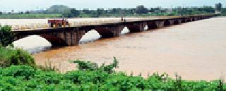 Old carhada bridge traffic restriction | जुना कारधा पुलावरील वाहतुकीस प्रतिबंध Old carhada bridge traffic restriction | जुना कारधा पुलावरील वाहतुकीस प्रतिबंध