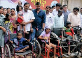 Distribution of tricycles and wheelchairs to disabled people | अपंगांना ट्रायसिकल व व्हीलचेअरचे वितरण