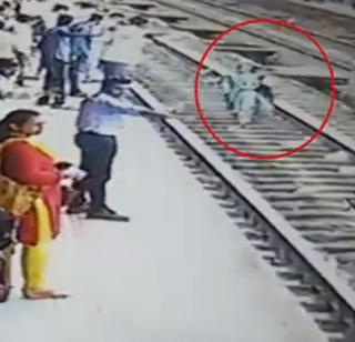 VIDEO - Passengers saved the woman from going down the train | VIDEO - प्रवाशांनी महिलेला ट्रेनखाली जाण्यापासून वाचवलं