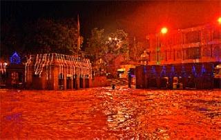 The Ramkund area, which is lighted by electric lighting on the eve of Simhastha Swajasvatra | सिंहस्थ ध्वजावतरणाच्या पूर्वसंध्येला विद्युत रोषणाईने उजळून निघालेला रामकुंड परिसर. The Ramkund area, which is lighted by electric lighting on the eve of Simhastha Swajasvatra | सिंहस्थ ध्वजावतरणाच्या पूर्वसंध्येला विद्युत रोषणाईने उजळून निघालेला रामकुंड परिसर.