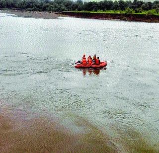 Savitri Pool Accident - Relatives of the missing passengers are angry with the administration | सावित्री पूल दुर्घटना - बेपत्ता प्रवाशांचे नातेवाईक प्रशासनावर नाराज