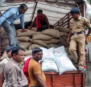 Jalgaon - The school's nutrition diet, which went black market, caught millions of goods | जळगाव - काळ्याबाजारात जाणारा शालेय पोषण आहाराचा लाखोंचा माल पकडला