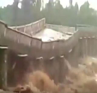 VIDEO: Due to torrential rains, the pool is gone | VIDEO: मुसळधार पावसामुळे पूल गेला वाहून