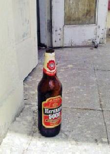 Liquor bottles in the board building | बोर्डाच्या इमारतीत दारूच्या बाटल्या