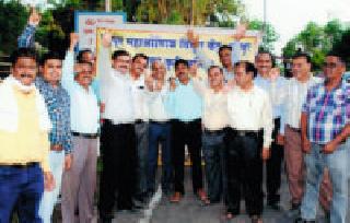 Power employees protest against privatization on the road | खासगीकरणाविरोधात वीज कर्मचारी रस्त्यावर Power employees protest against privatization on the road | खासगीकरणाविरोधात वीज कर्मचारी रस्त्यावर
