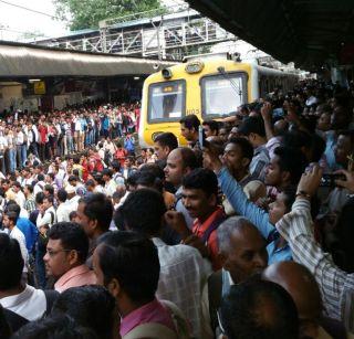 Appeal to take back the movement of Central Railway passengers from Suresh Prabhu | सुरेश प्रभूंचं मध्य रेल्वे प्रवाशांना आंदोलन मागे घेण्याचं आवाहन