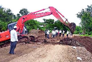 Road repair work | रस्तादुरुस्तीचे काम सुरू Road repair work | रस्तादुरुस्तीचे काम सुरू