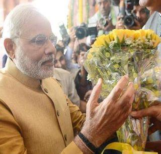 If you do not accept bouquets, you will save hundreds of crores, Prime Minister Modi's advice | पुष्पगुच्छ स्वीकारले नाहीत तर करोडो वाचतील, पंतप्रधान मोदींना सल्ला