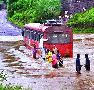 ... and the bus stuck in the bus! | ...अन् पुरात अडकलेल्या बसमधील प्रवाशांची सुटका!