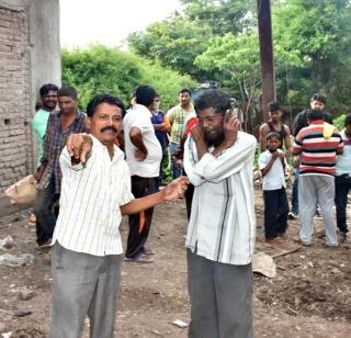 'He' took the lead in front of everyone. | ... अन सर्वांसमोर ‘त्यांनी’ काढल्या ‘उठबश्या’