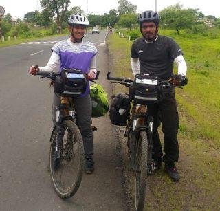 The importance of girls' education is the importance of the bamboo cycle travel | मुलींच्या शिक्षणाचं महत्व सांगण्यासाठी बांबुच्या सायकलने प्रवास