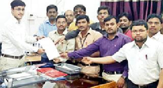 Employees should apply the old pension scheme | कर्मचाऱ्यांना जुनी पेंशन योजना लागू करा Employees should apply the old pension scheme | कर्मचाऱ्यांना जुनी पेंशन योजना लागू करा
