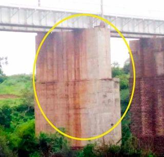 Bhusaval- Railway bridge over Nagpur railway line becomes dangerous | भुसावळ- नागपुर लोहमार्गावरील रेल्वे पुल बनले धोकादायक!