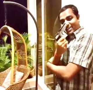 Ravi Agarwal handed the pistol to the police | रवी अग्रवालने पोलिसांना दिले खेळण्याचे पिस्तूल