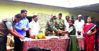 Handed over to the soldiers who made the girls | विद्यार्थिनींनी बनविलेल्या राख्या सैनिकांना सुपूर्द Handed over to the soldiers who made the girls | विद्यार्थिनींनी बनविलेल्या राख्या सैनिकांना सुपूर्द