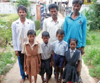 Drunken teacher kills students | मद्यपी शिक्षकाची विद्यार्थ्यांना मारहाण Drunken teacher kills students | मद्यपी शिक्षकाची विद्यार्थ्यांना मारहाण