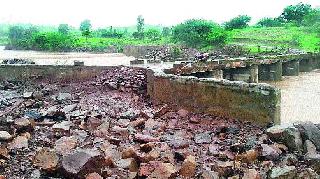 The bridge of Desgoon | देसगावच्या पुलास तडे The bridge of Desgoon | देसगावच्या पुलास तडे
