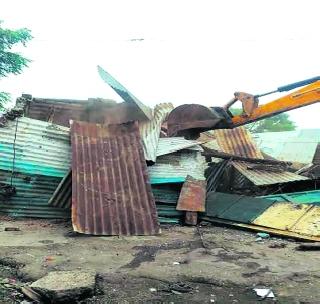 Nigam 'dumping ground' encroach deleted! | नायगाव ‘डम्पिंग ग्राउंड’लगतचे अतिक्रमण हटविले! Nigam 'dumping ground' encroach deleted! | नायगाव ‘डम्पिंग ग्राउंड’लगतचे अतिक्रमण हटविले!