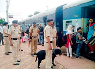 Independence Day guard of police | स्वातंत्र्यदिनी पोलिसांचा खडा पहारा Independence Day guard of police | स्वातंत्र्यदिनी पोलिसांचा खडा पहारा