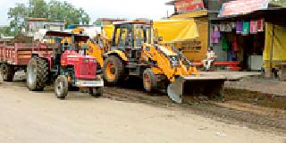 The encroachment on the Dharni Main road was removed | धारणी मुख्यमार्गावरील अतिक्रमण काढले The encroachment on the Dharni Main road was removed | धारणी मुख्यमार्गावरील अतिक्रमण काढले