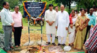 The bhoomipujan of the road to Kavalewada | कवलेवाडा ते बॅरेज रस्त्याचे भूमिपूजन